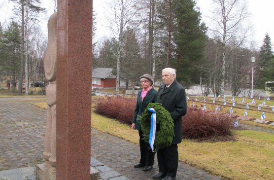 Kuva-arkistostani löytyi kuva , jossa Anna Huumarkangas ja Yrjö Peuranen toimivat seppeleenlaskijoina sankarihaudalle.