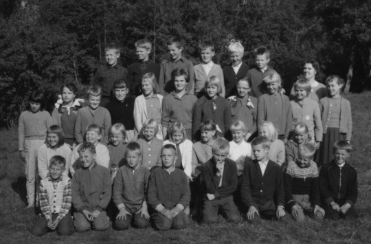 Kyyjärven kirkonkylän kansakoululaisia vissiin lukuvuos 1960-61. Opettaja kuvassa Katri Lehtinen.