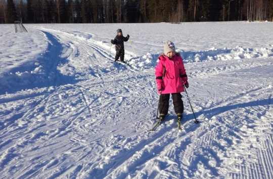 Aurinko paistaa ja latu on auki! Mikäs sen parempi :)