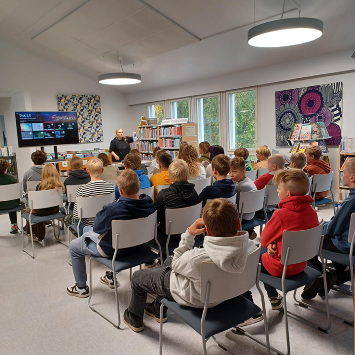 5. ja 6. luokkalaiset kirjavinkkauksessa.