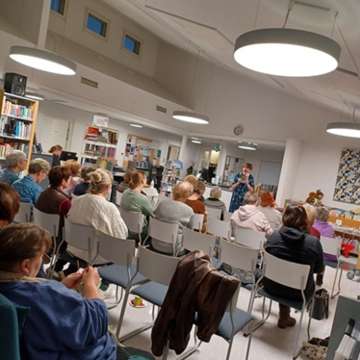 Novelleja ja neulontaa.