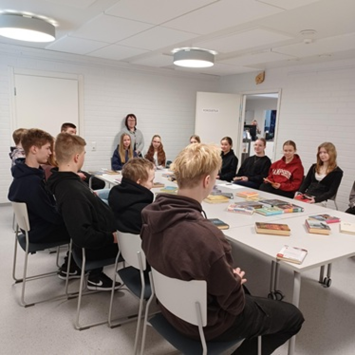 Ja vielä kuva 9. luokan kirjavinkkauksesta.