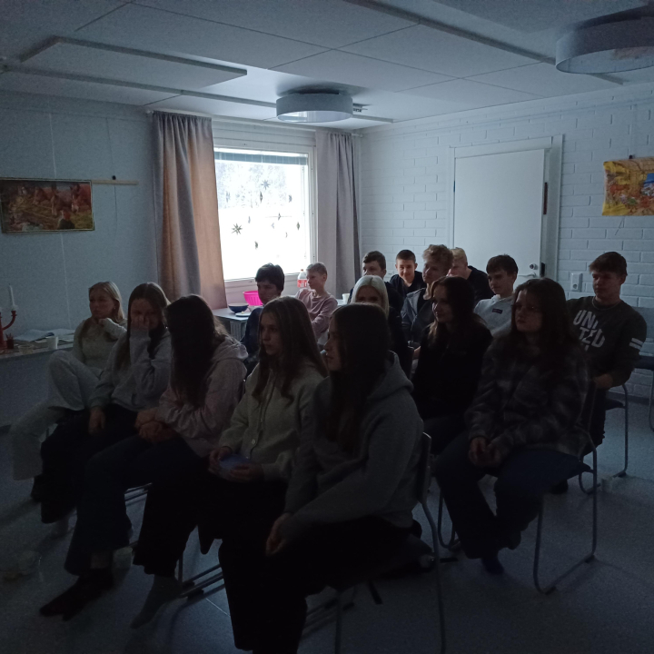 8.luokka kirjastossa.