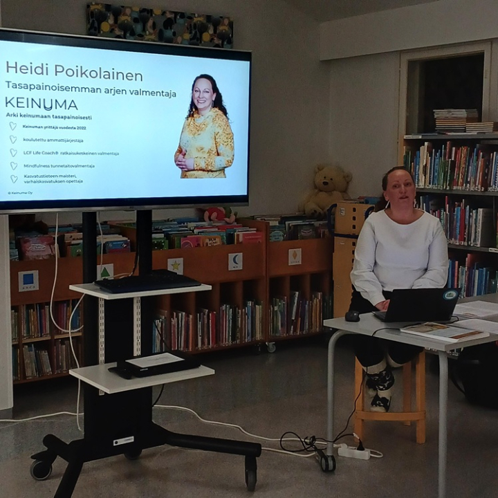 Heidi Poikolainen luennoimassa.