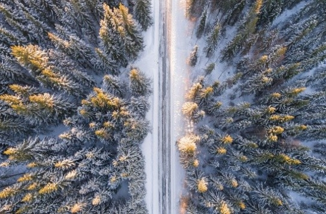 Luminen tie ylhäältä kuvattuna.
