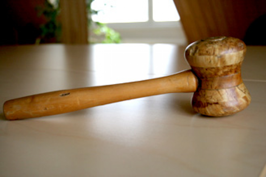 Kokousnuija pöydällä.