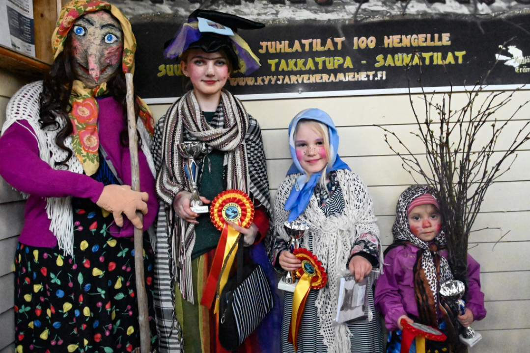Eräkartanon trulli vasemmalla ja sitten oikeat trullit Amanda Minkkinen, Eevi aarnio ja Teea Oksa. Kuva Merja Tuukkanen/ Viispiikkinen