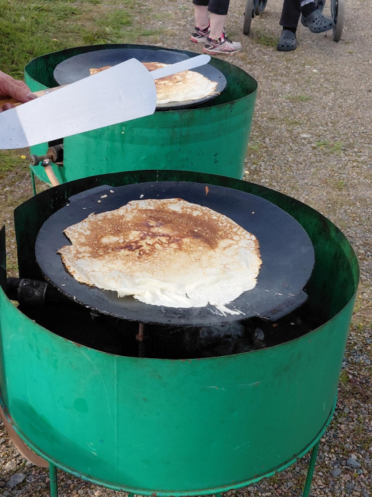Kuvassa herkullinen muurinpohjalettu pannulla.