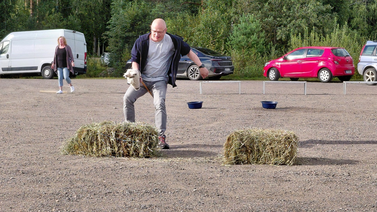 Esteratsastuksessa Jounin keppihevonen alkoi syömään heinäpaaliestettä kesken kaiken.