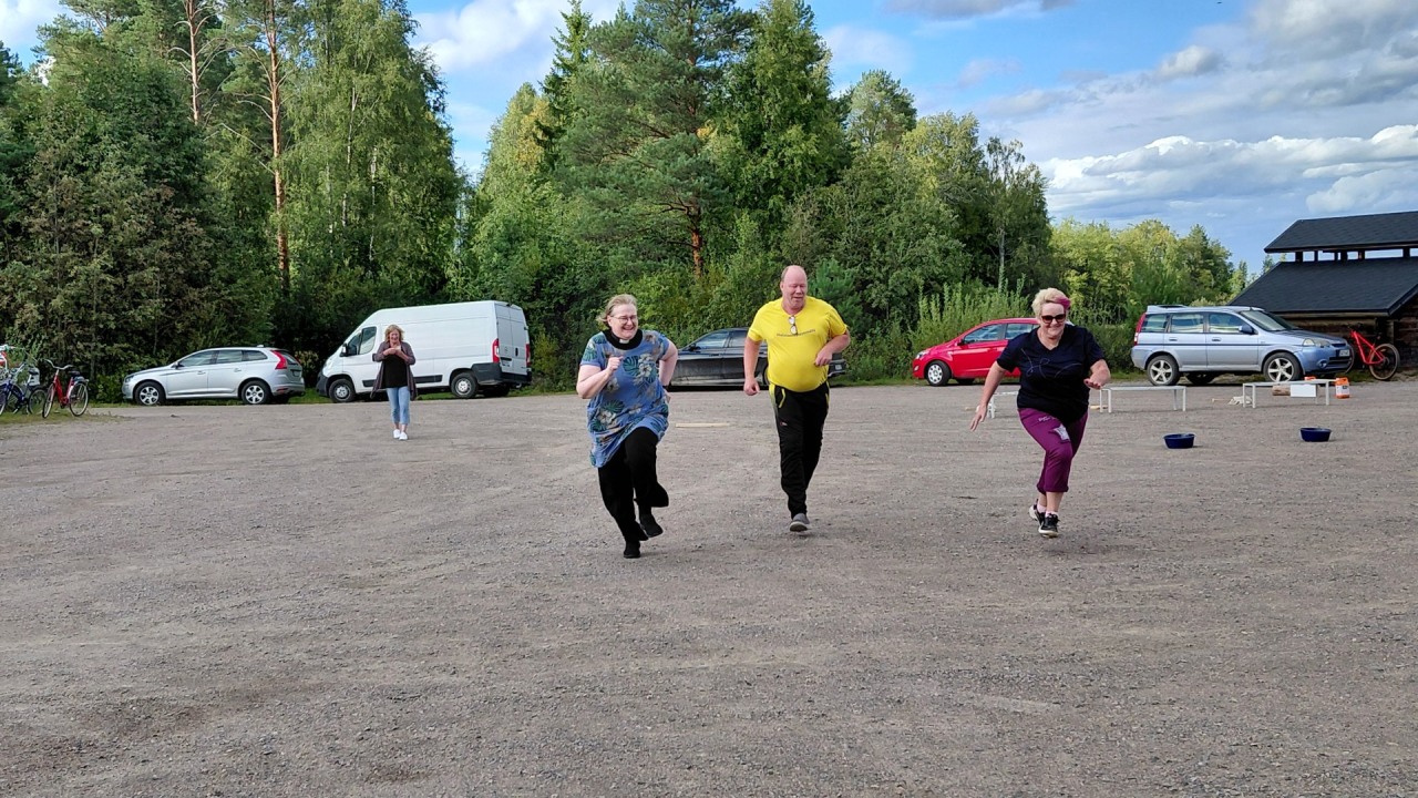 Tuula Laitinen, Janne Pitkänen ja Maija Uusisalo ottelevat "maratonilla"