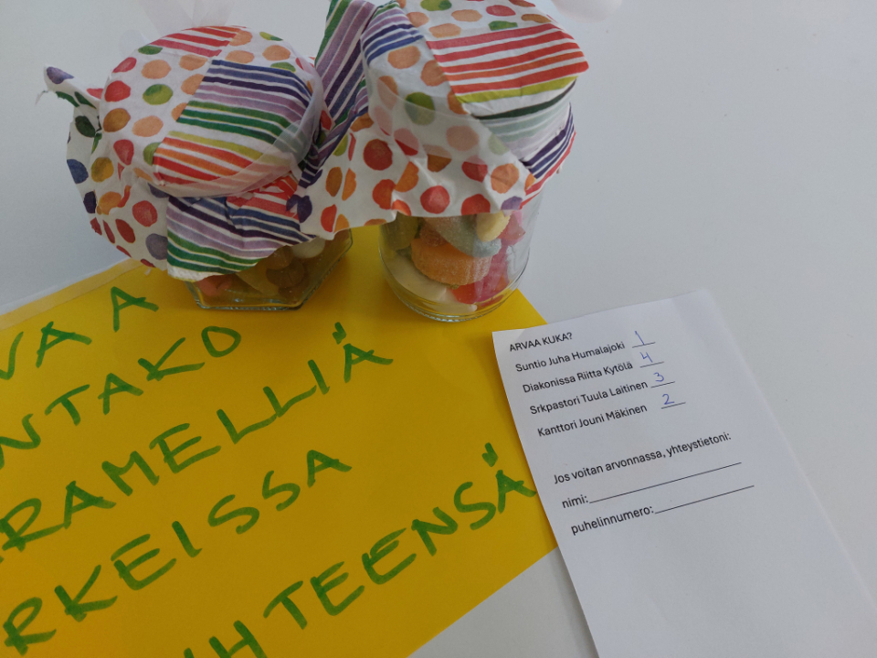 Kuvassa kaksi arvattavana ollutta karkkipurkkia ja valokuva-arvauksen oikea rivi.