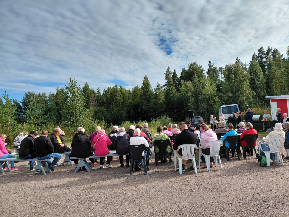 Näkymä yleisöstä selkäpuolelta.