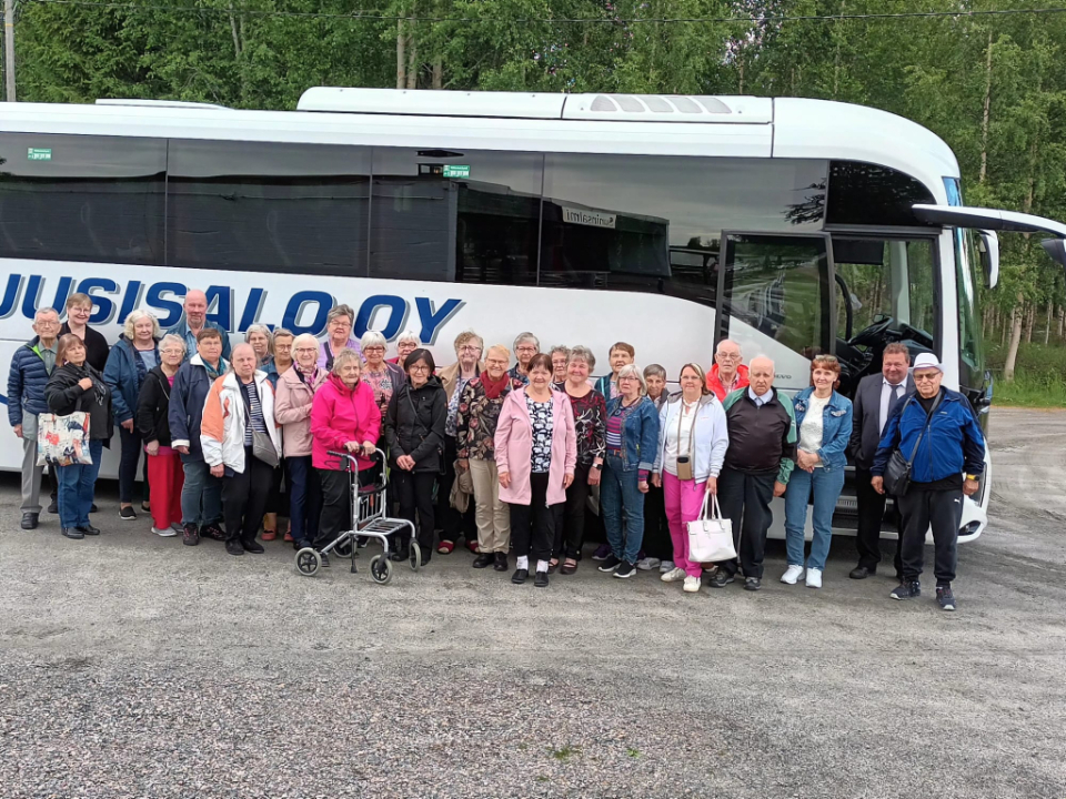 Koko retkiporukka ja kuljettaja Uusisalon linja-auton edessä