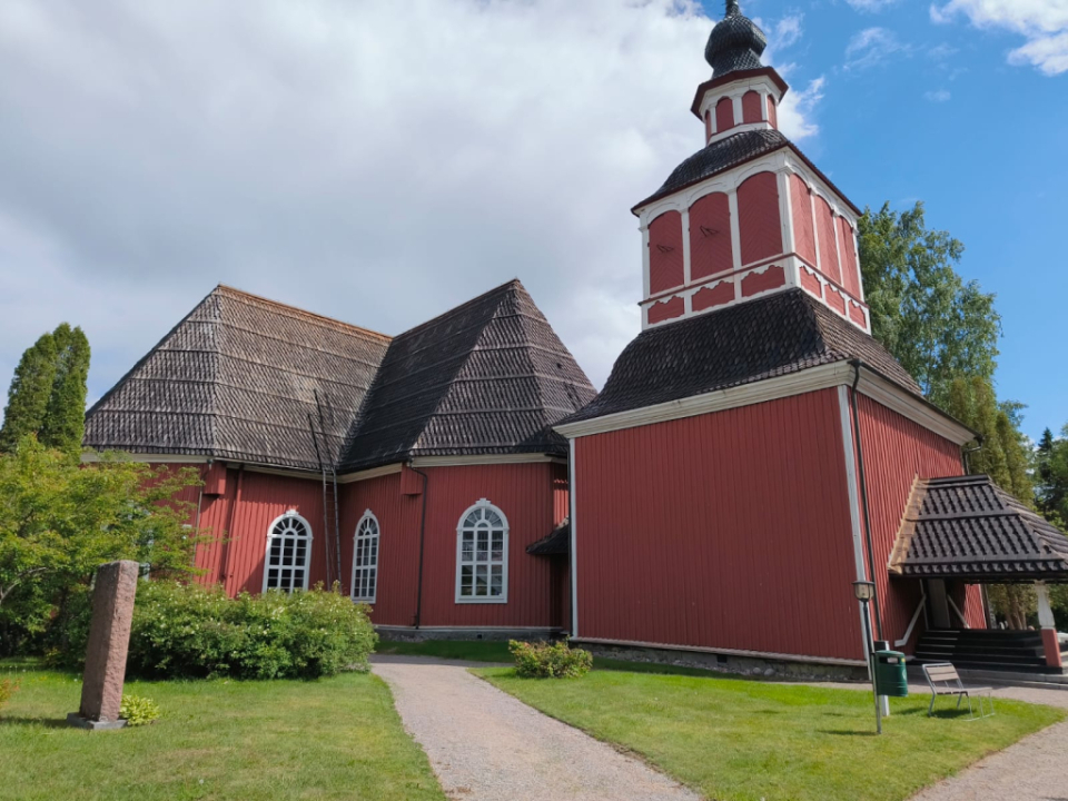 Virtain punainen 250 vuotta vanha ristikirkko.