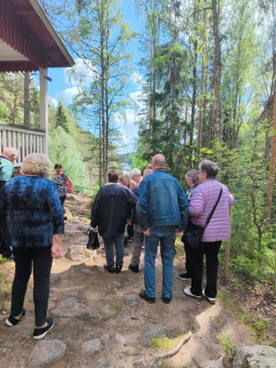 Retkeläisiä kulkemassa kahvimajalle.