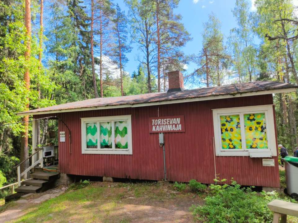 Torisevan kahvimajan punainen takaseinä, jossa teksti: Torisevan kahvimaja.