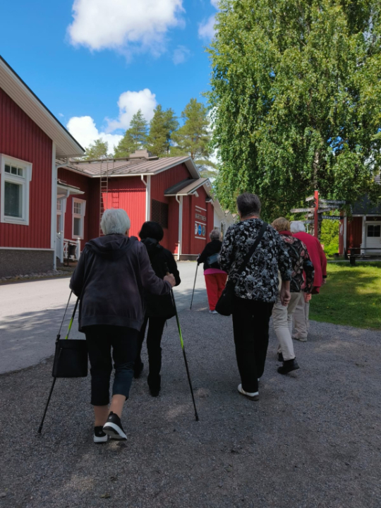 Retkeläisiä kävelemässä kohti Marttisten ravintolaa.