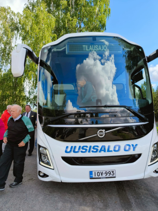 Uusisalon linja-auto, josta yksi matkustaja on juuri tullut ulos.