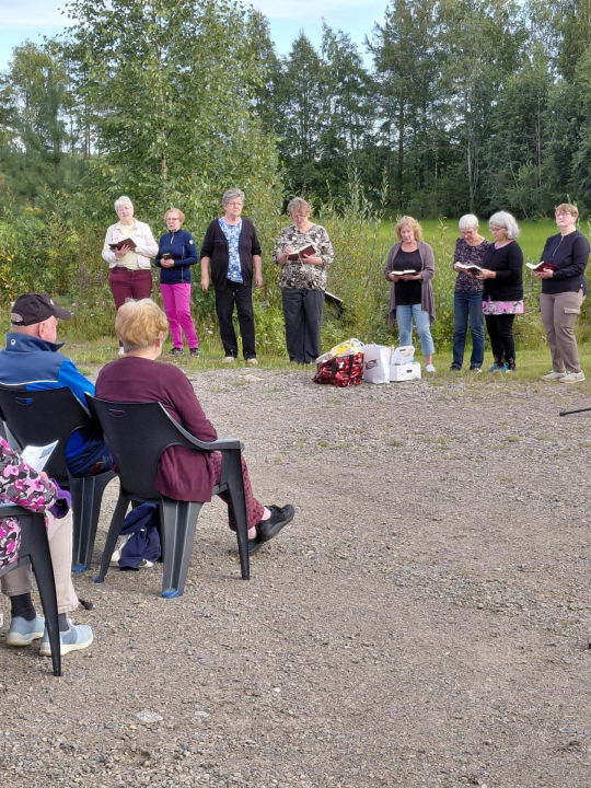 Diakonian vastuuryhmäläiset esittämässä kirkkokuoroaiheista sketsiä.