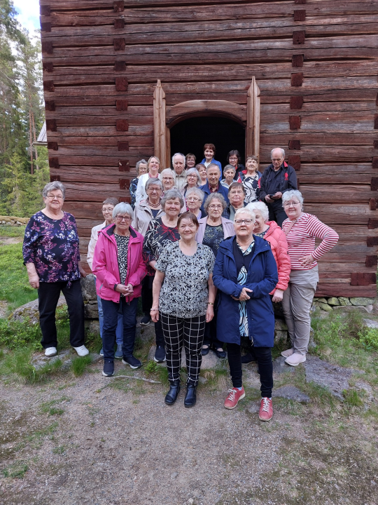 Retkeläiset erämaakirkon edessä.