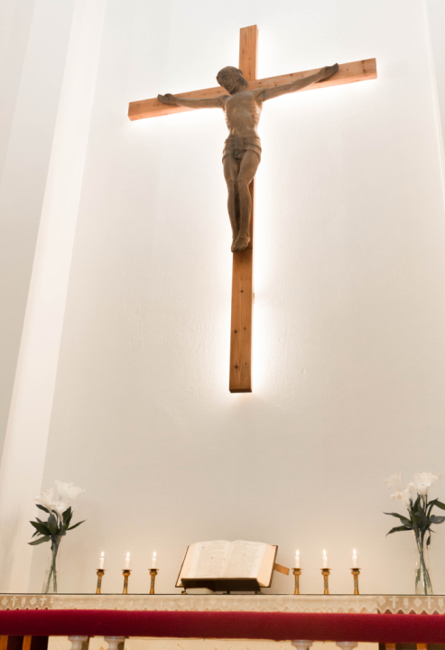 Kuvassa Kyyjärven kirkon alttari ja sen yllä krusifiksi