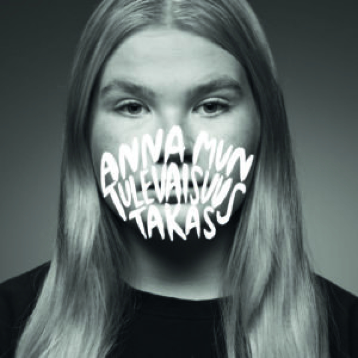 Kuvassa nuori pitkähiuksinen tyttö, jonka suun ja nenän eteen on ikään kuin maskiksi kirjoitettu: Anna mun tulevaisuus takas