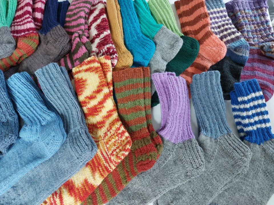 Erivärisiä villasukkia kuvan täydeltä!