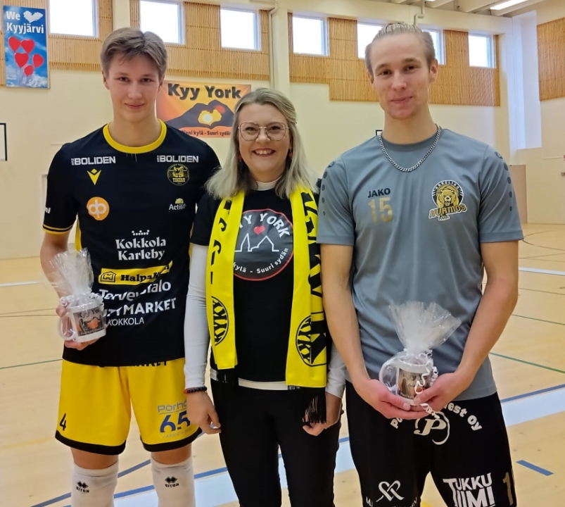 Tiikerit vs Hurmos ottelun palkitut, Tiikerit: Tatu Venetjoki, Hurmos: Tatu Hakkarainen. Palkinnot jakoi kunnanjohtaja: Tiina Pelkonen.