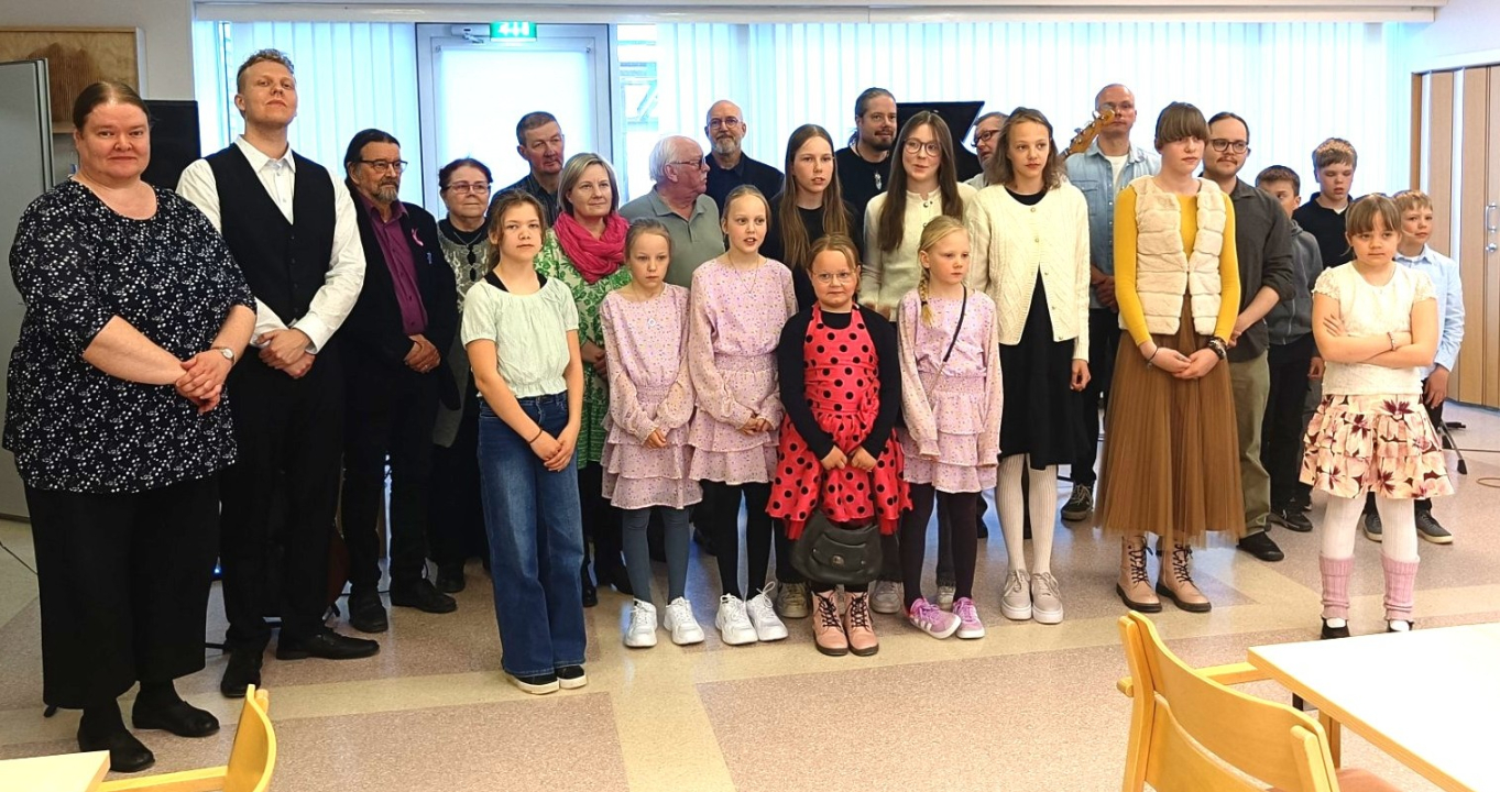 Esiintyjät ja opettajat.