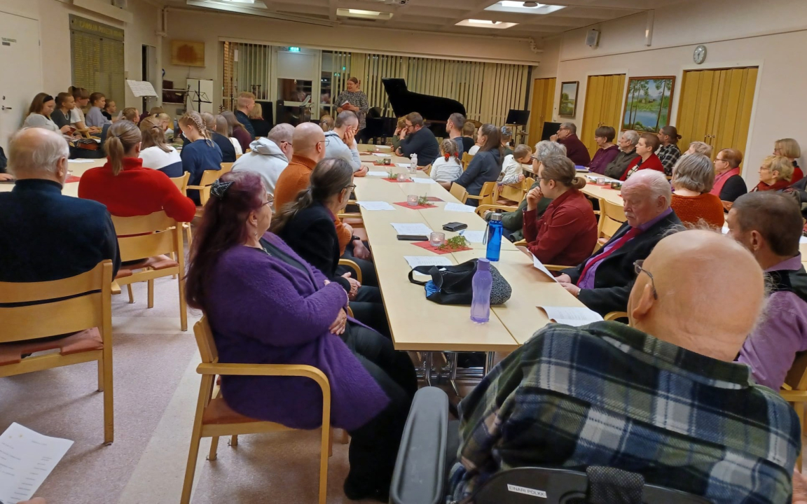 Kati Koskinen ja konserttiyleisö.