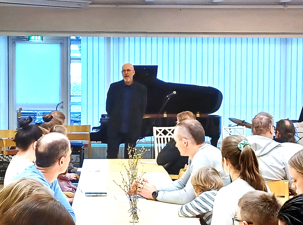 Viitasalo-opiston rehtori Timo Tikka avasi tilaisuuden.