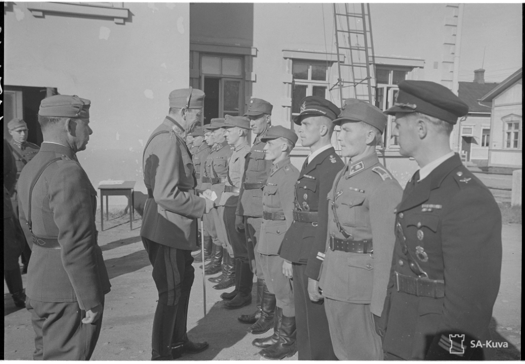 Mannerheim Suorannan edessä (SA-kuva).