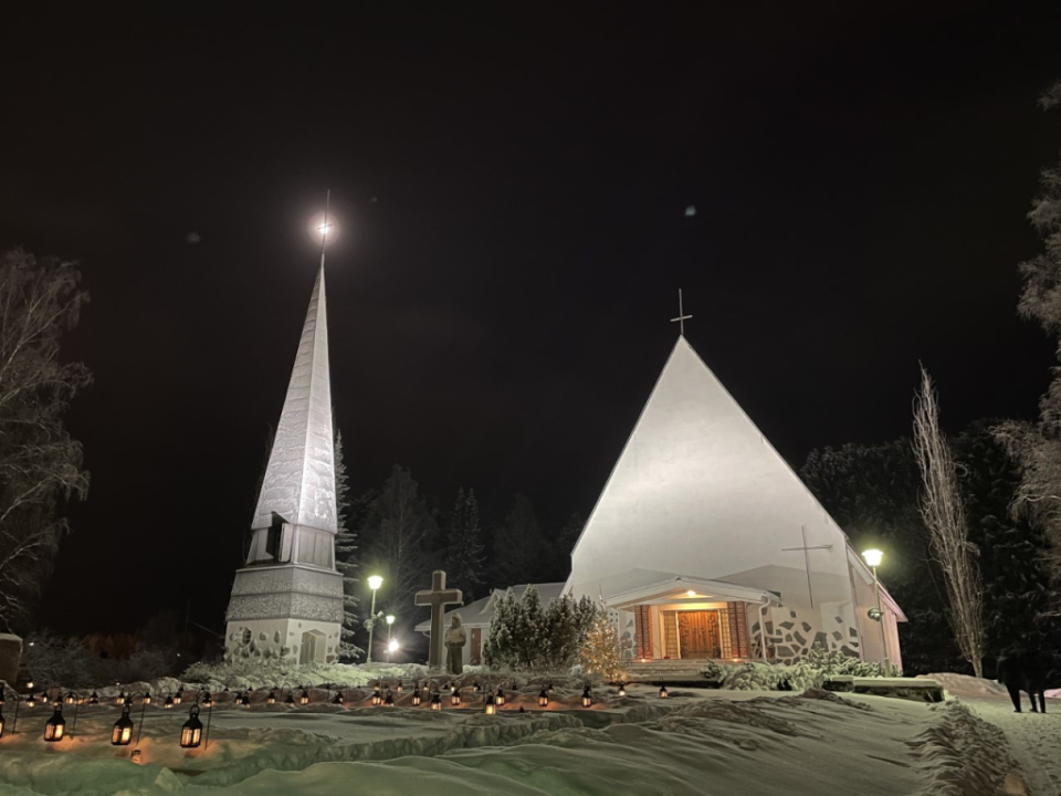 Kyyjärven kirkko ja sankarihaudat jouluaamuna