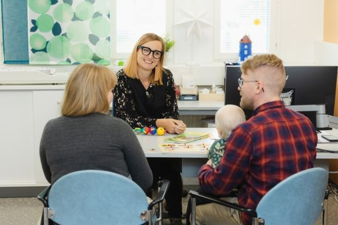 Kun tiedot ovat terveydenhoitajan käytettävissä etukäteen, vastaanotolla voidaan keskittyä paremmin perheen tilanteeseen ja yksilölliseen tuen tarpeeseen. 