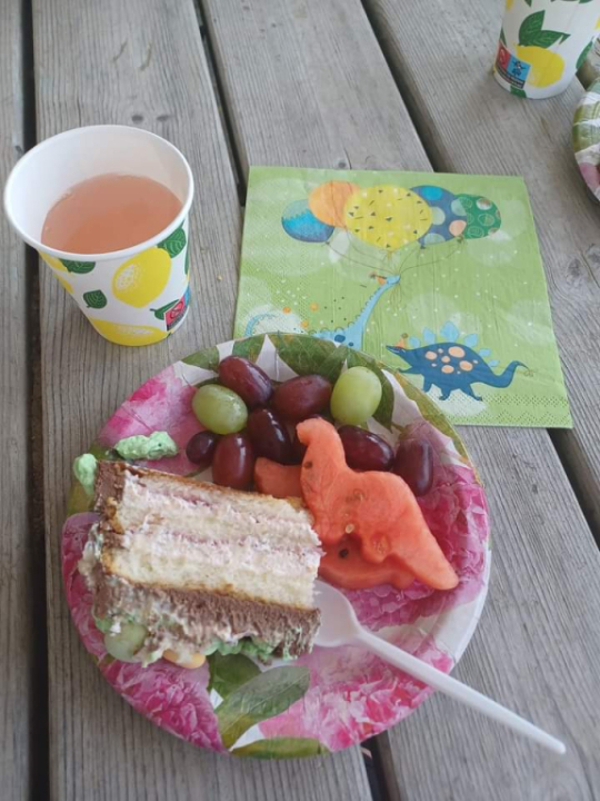 Kakun kanssa syötiin myös dinon munia ja dinosauruksen muotoisia vesimeloneja!