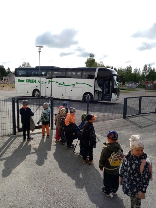 Oksan linja-auto tuli hakemaan meitä päiväkodilta!