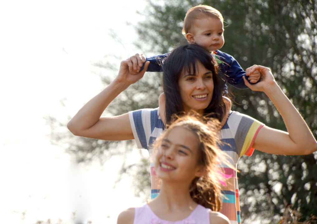 Äiti kahden lapsen aknssa