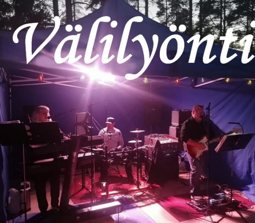 Välilyönti -yhtye Kyyjärveltä Paletin pikkujouluissa 