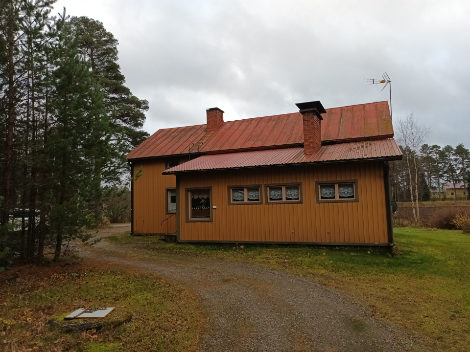 Julkisivu pihan puolelle