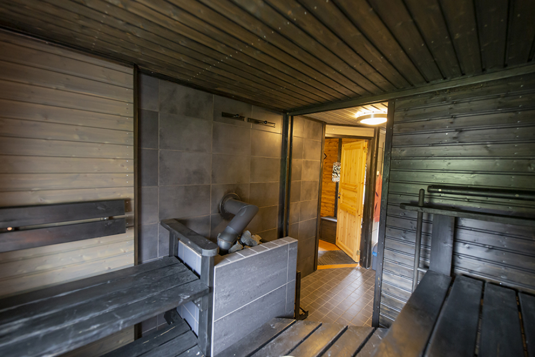 kokoustilan sauna.