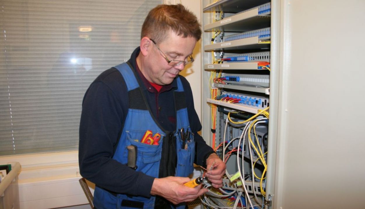 Ismo asentaa johtoja