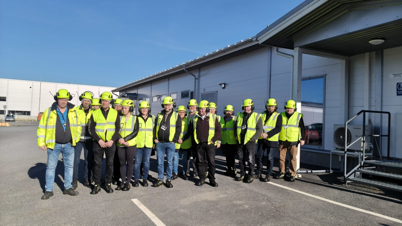 Porukka valmiina tehdaskierrokselle Mäkelä Alulla
