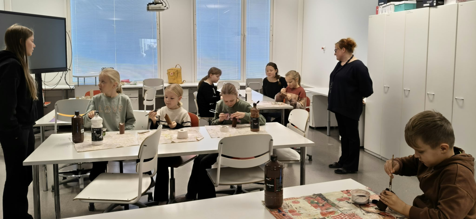 Taidepaja työskentelyä