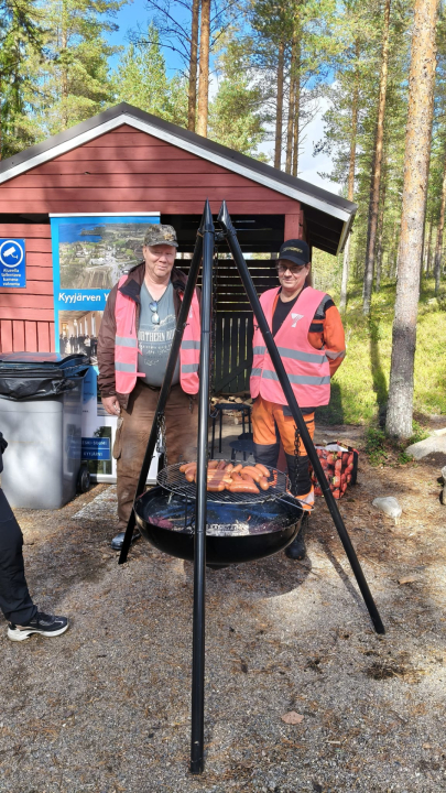 Yrittäjät makkaranpaistossa