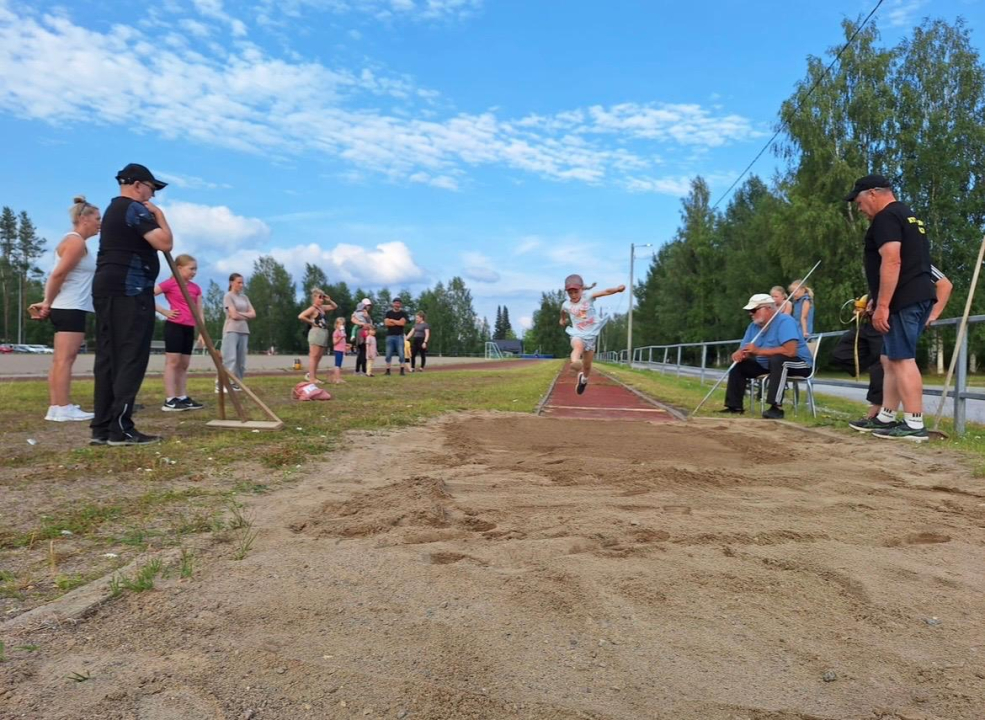 Täysi vauhti ja rohkea ponnistus – tältä näyttää pituushypyn ilo!