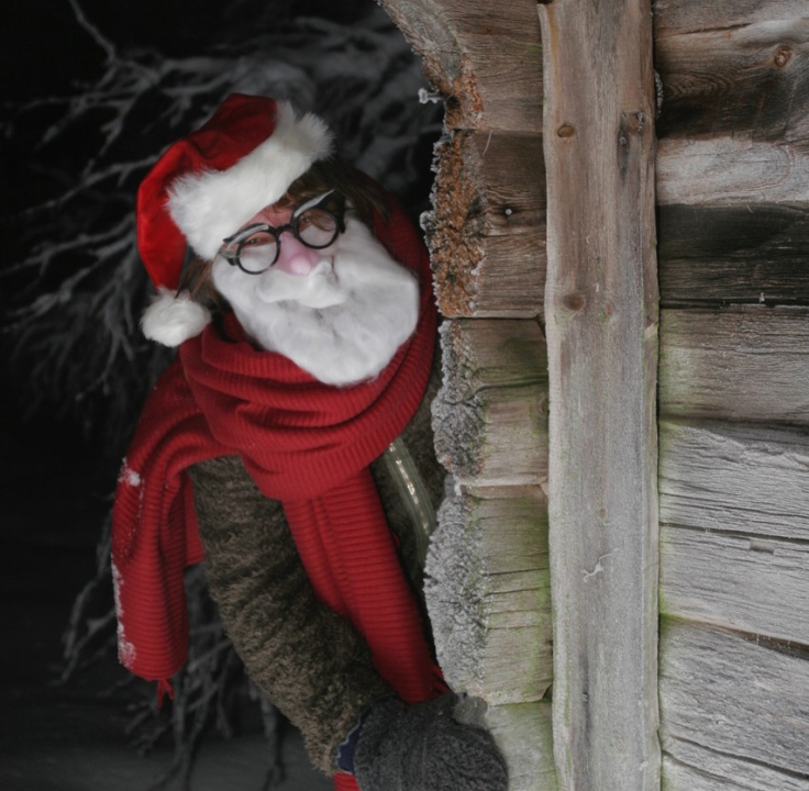 Joulupukki kurkistaa
