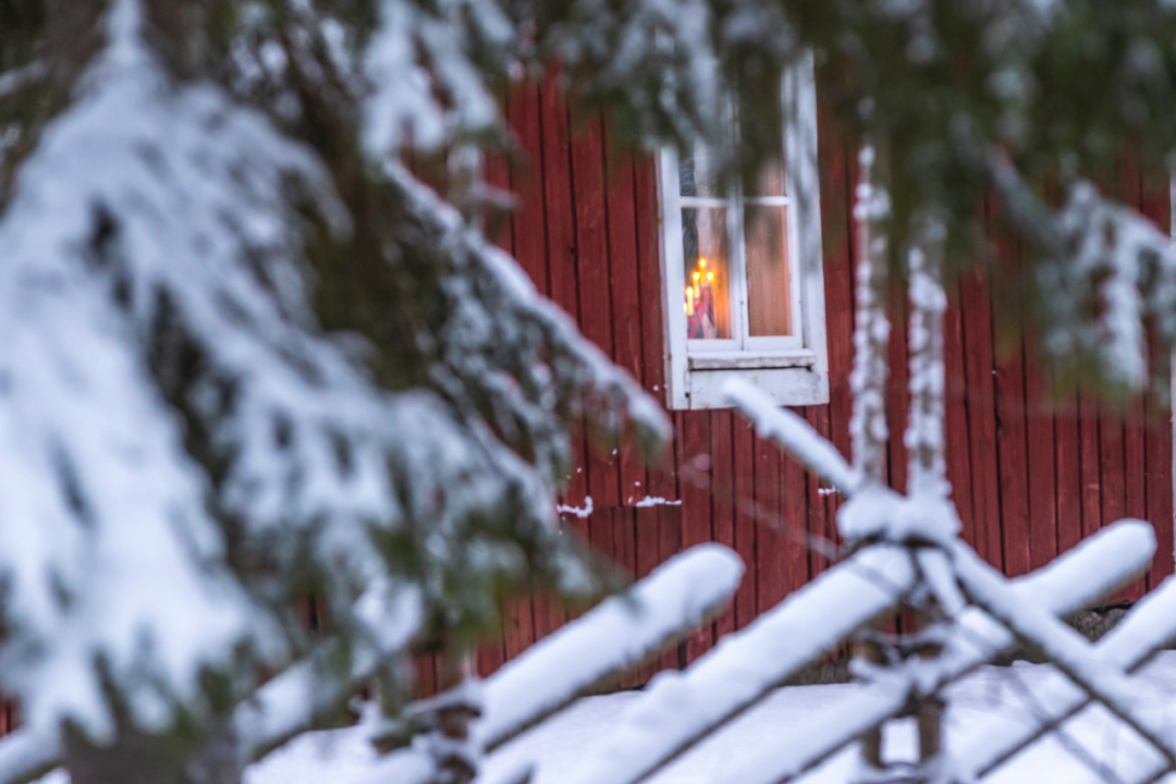 Tuvan ikkunasta valo pilkistää