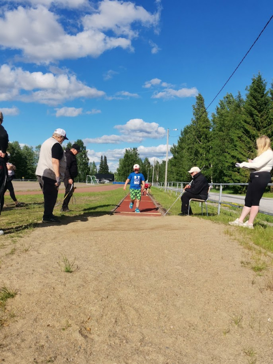 Pituushypyssä nähtiin hienoja loikkia ja rohkeita yrityksiä – pienet hyppääjät nauttivat vauhdin hurmasta.