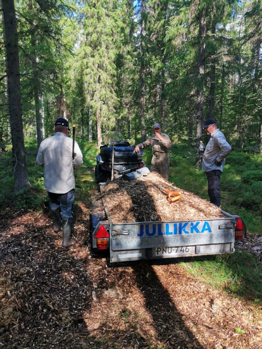 Mönkijällä on päästy hankalempiin paikkoihin, levitys lapiohommina. Kuvassa hakkeen levitys.