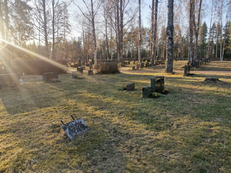 hautausmaa ilta-auringossa